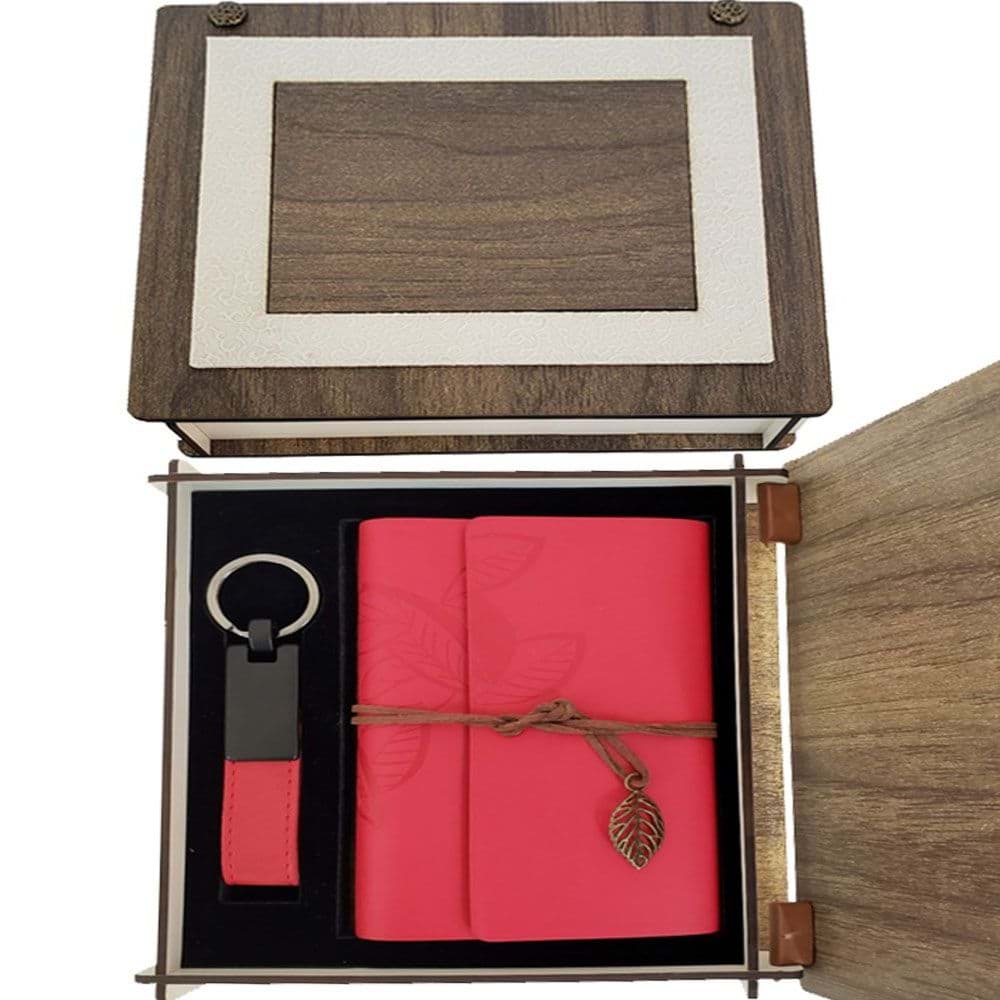 Özel Ahşap Kutulu Kırmızı Deri Defter ve Anahtarlık Set resmi